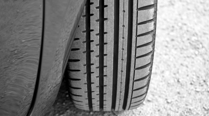 Contrôle continu des pneus, les conseils d'entretien automobile de FORD à Sens